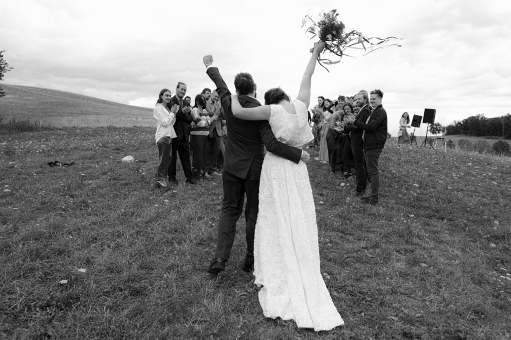 svatební fotka zachycující opravdové emoce a vztah páru