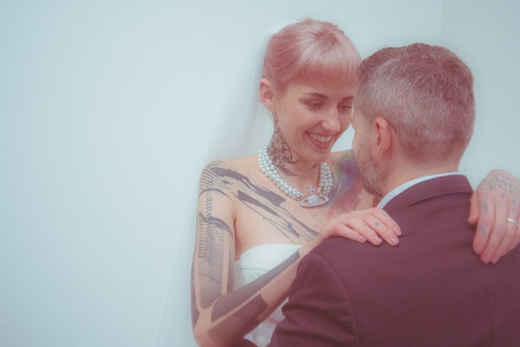 netradiční svatební fotky s novomanželi