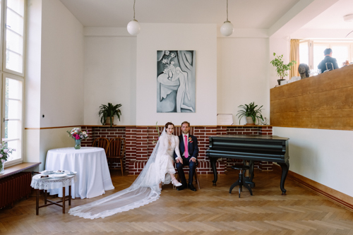 netradiční svatební fotky a la wes anderson ve vile winternitz