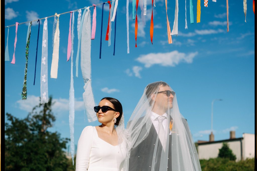 svatební příběh vyprávěný pomocí přirozených fotografií