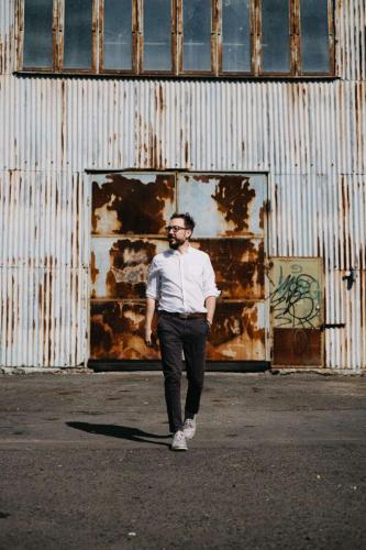 pánský portrét v industriálu